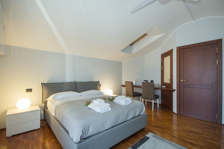 Room 4 of 32