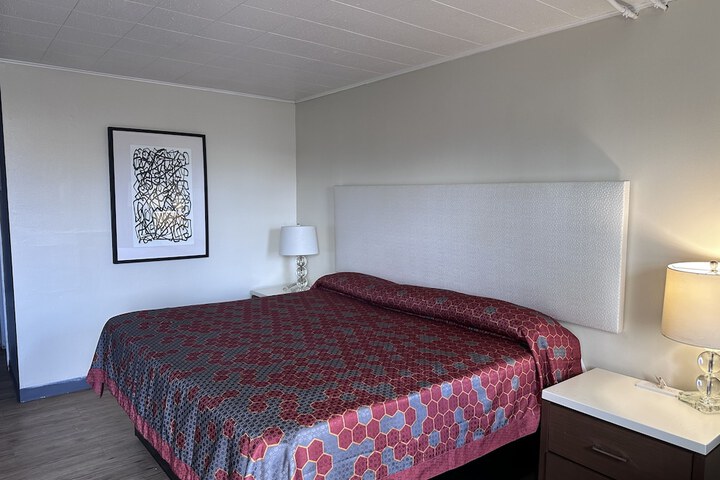 1 King Bed (1 of 7)