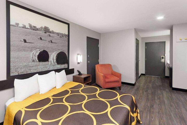 1 Queen Bed (6 of 17)