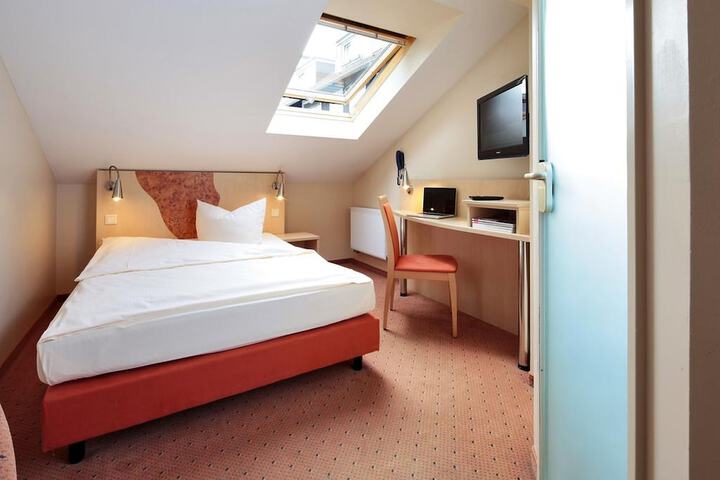 Room 9 of 37