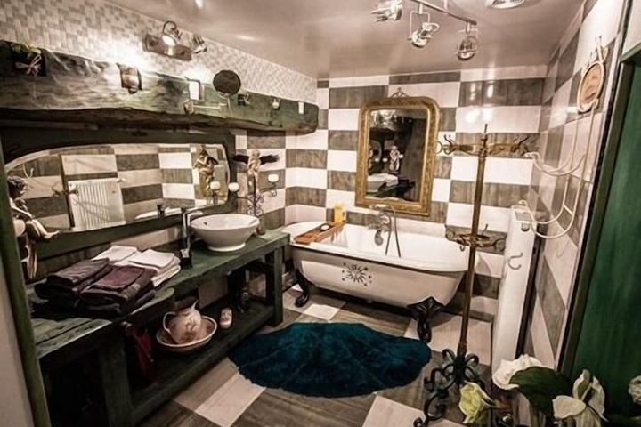 Room 27 of 34