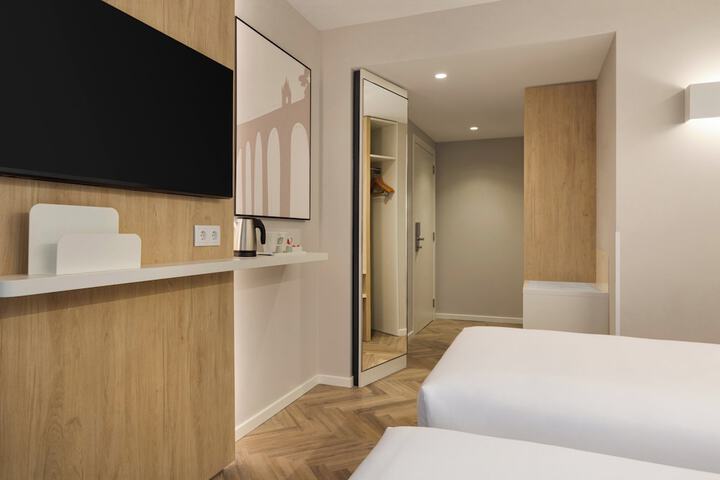 Room 6 of 28