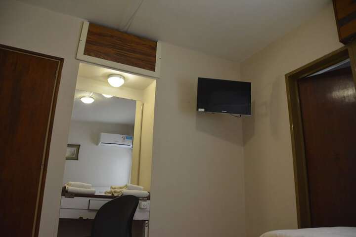 Room 6 of 40