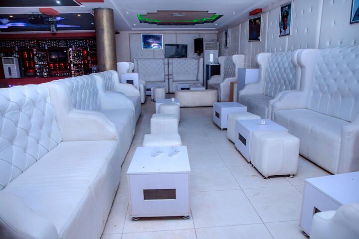 Lounge 47 of 59