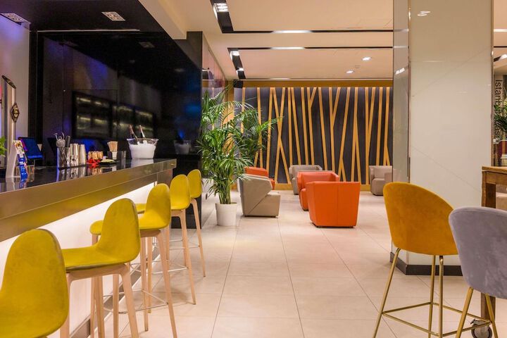 Lounge 132 of 206