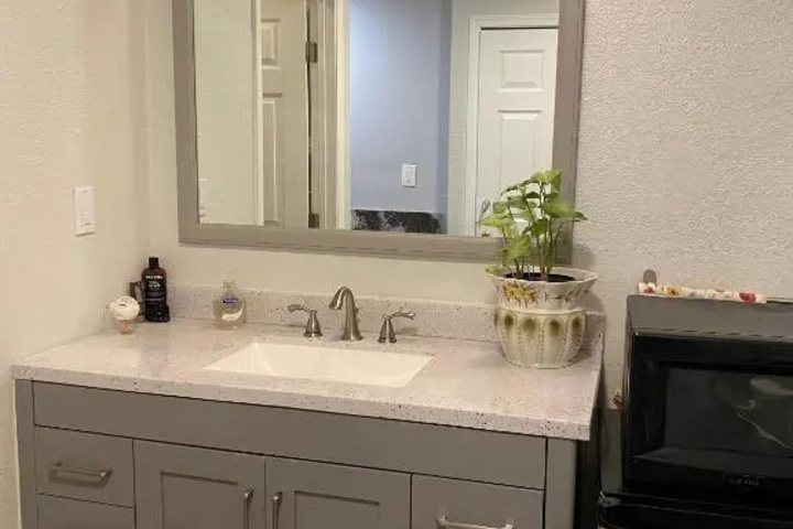 Exterior of Private Room in Los Angeles with WIFI and AC and Private Fridge!!!