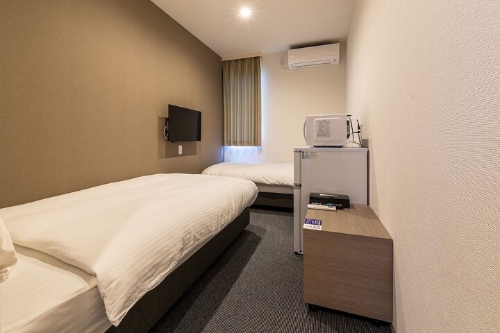 Room 4 of 16