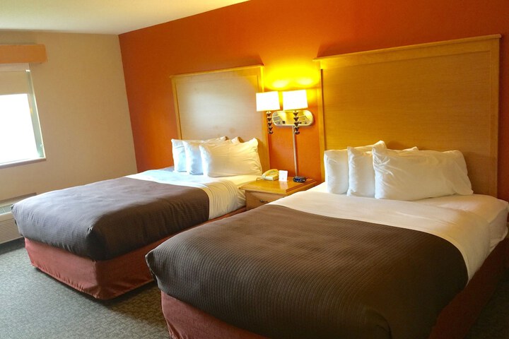 2 Queen Beds (9 of 10)