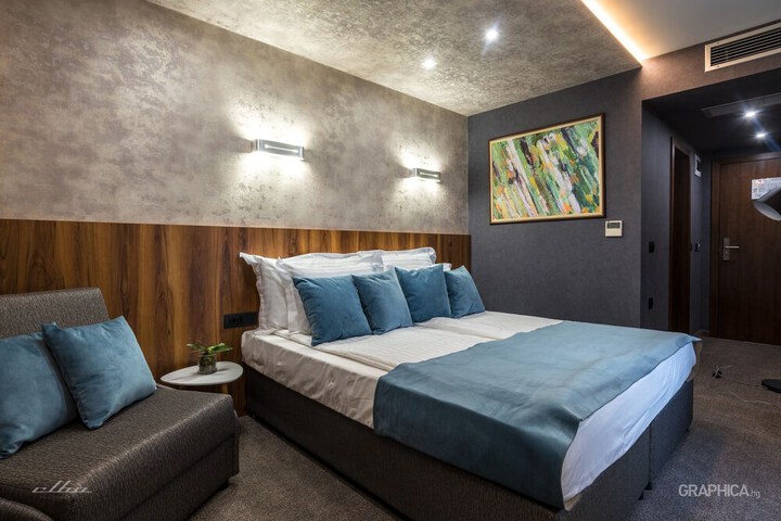 Room 9 of 32