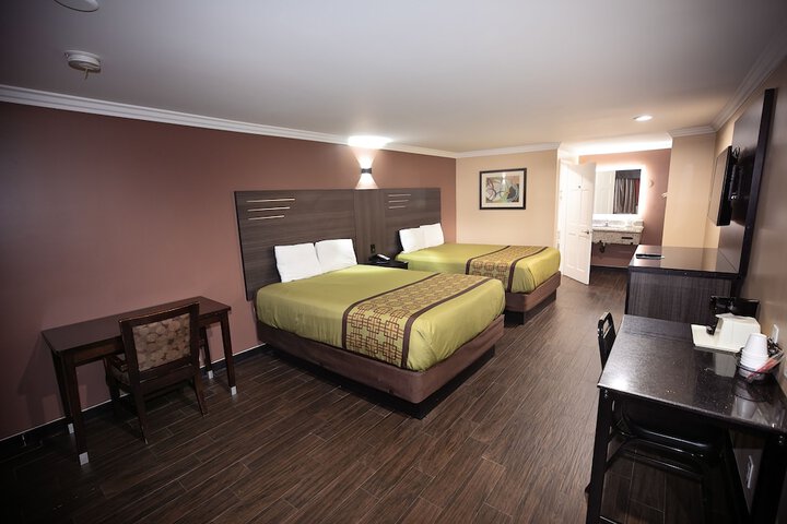 1 Queen Bed (3 of 19)