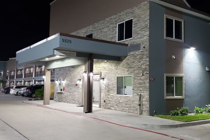 Exterior of Texan Hotel