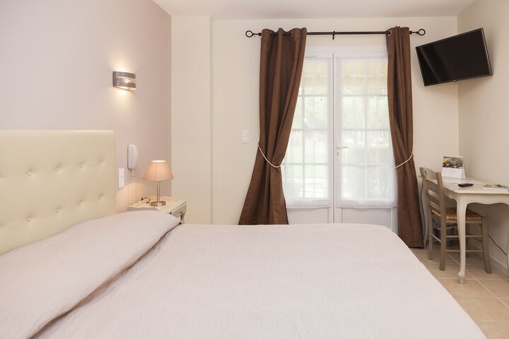 Room 3 of 77