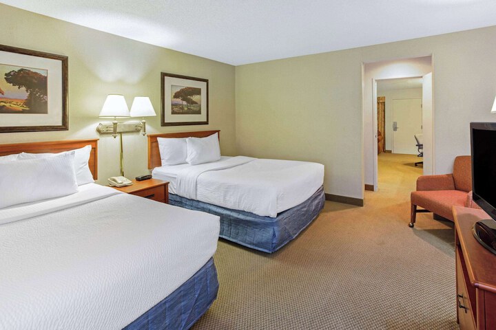 2 Double Beds (4 of 9)