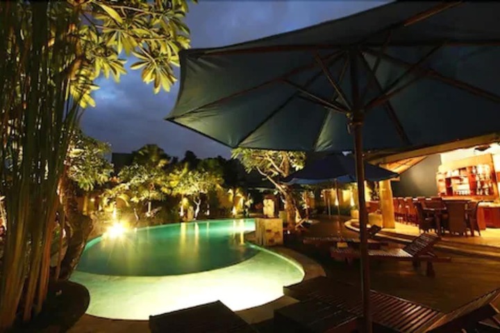Hotel with Pool