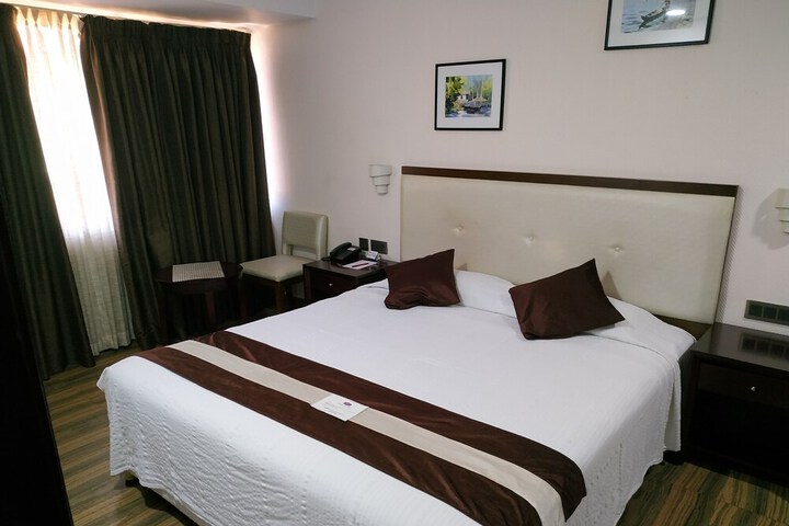 Room 27 of 82