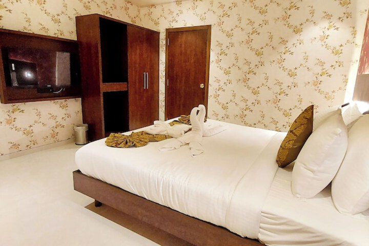 Room 13 of 28
