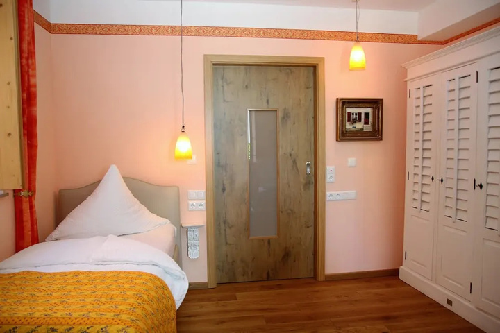 Room 5 of 12