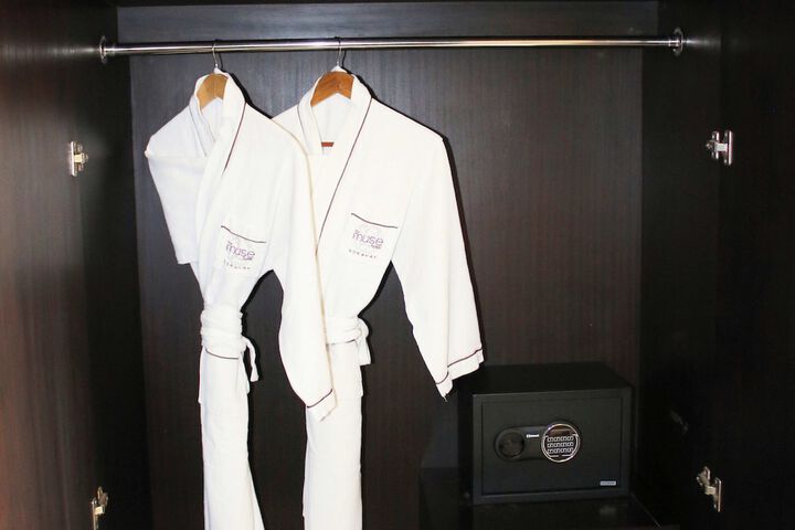 Room 15 of 211