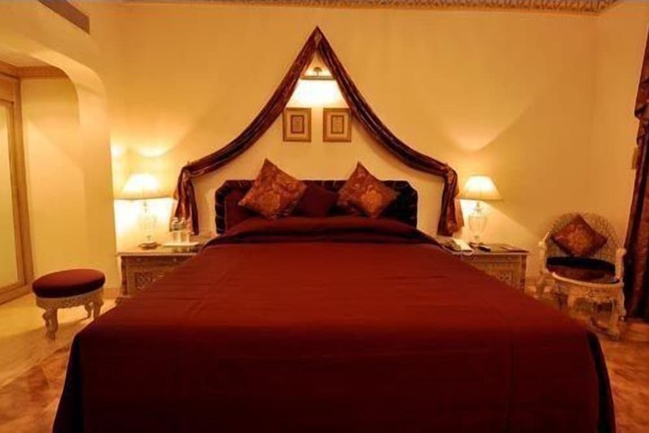 Room 4 of 18