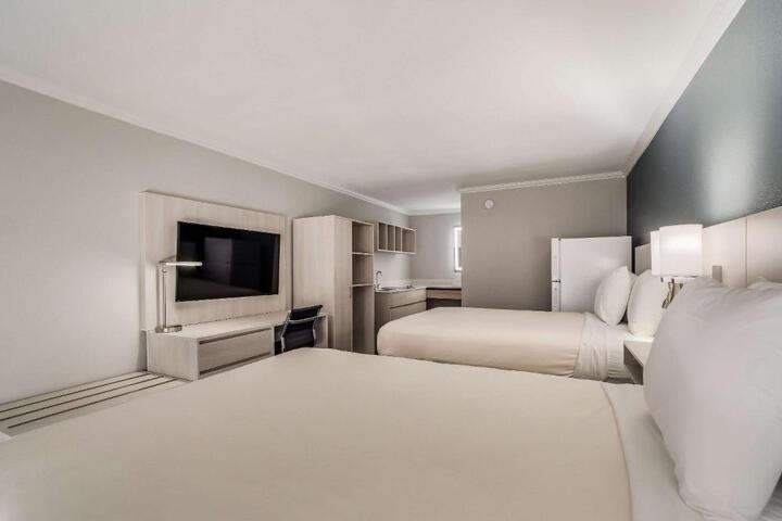 2 Queen Beds (2 of 8)