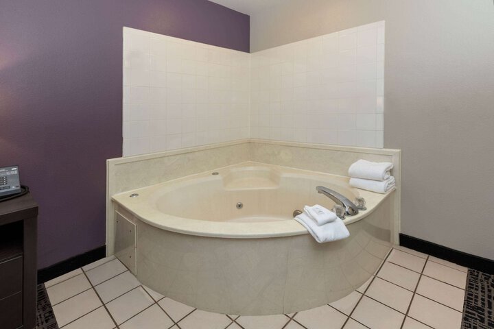 Jetted tub
