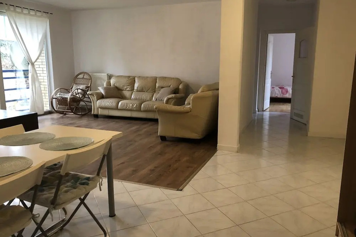 Room 4 of 8