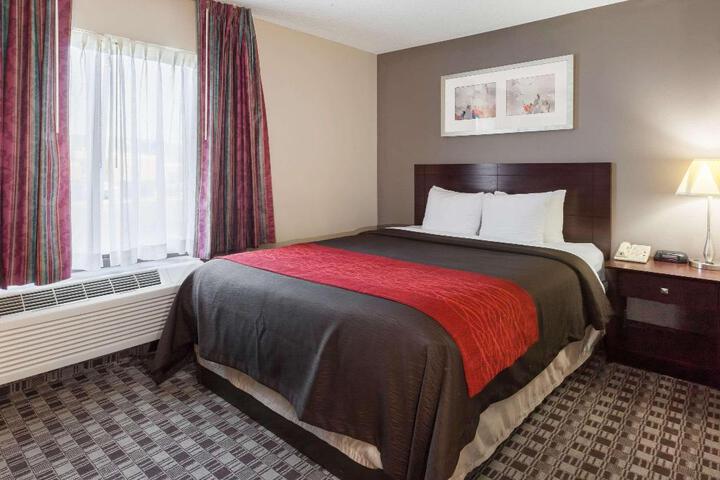 1 Queen Bed (1 of 7)