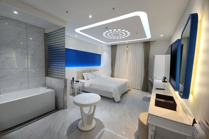 Room 4 of 13