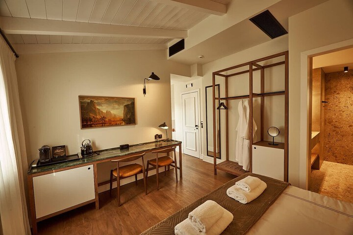 Room 17 of 28
