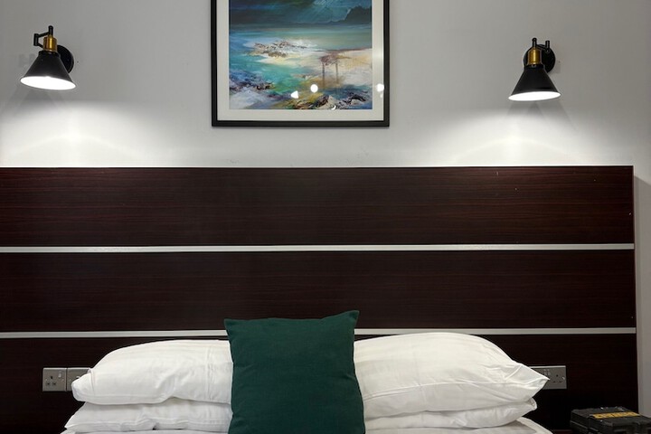 Room 27 of 86