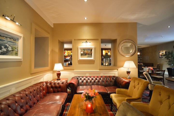 Lounge 42 of 54