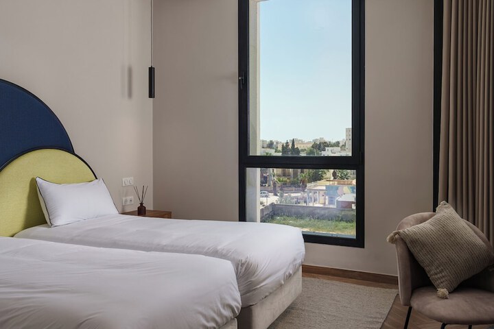 Room 32 of 74