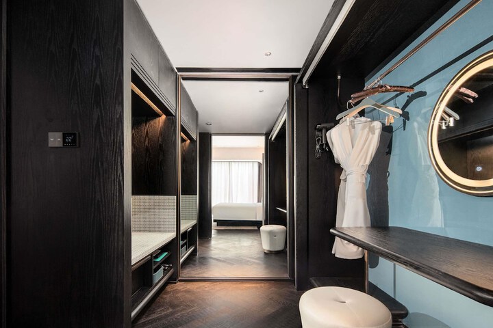 Room 8 of 61