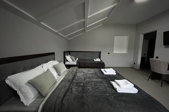 Room 4 of 27