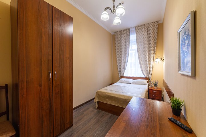 Room 13 of 176