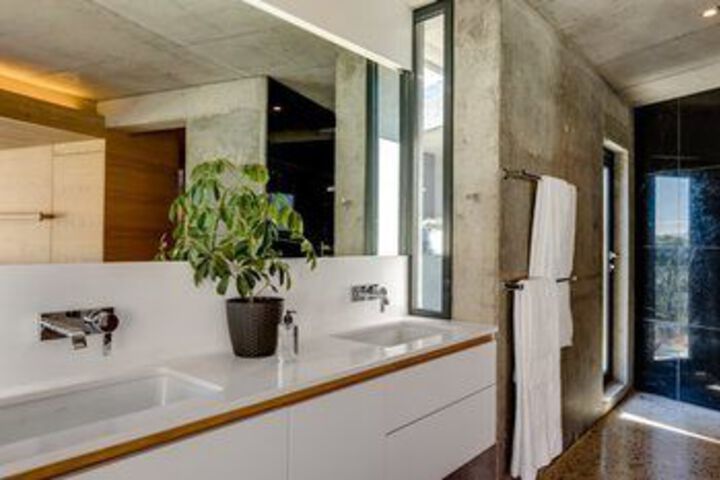 Room 4 of 28