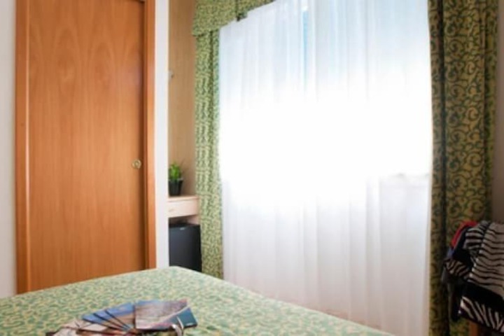 Room 6 of 33