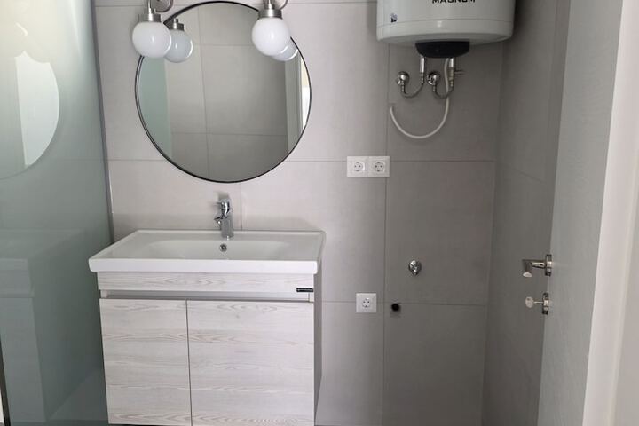 Room 9 of 10