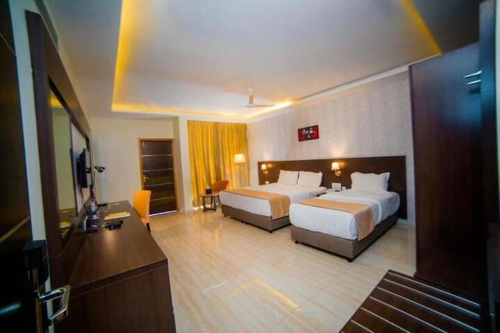 Room 10 of 34