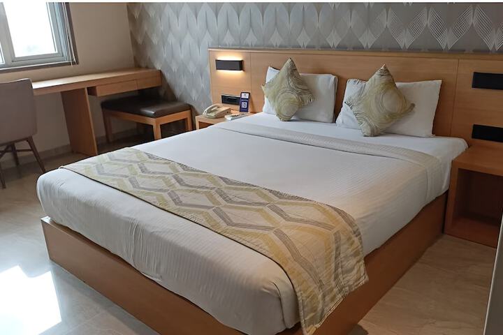 Room 4 of 16