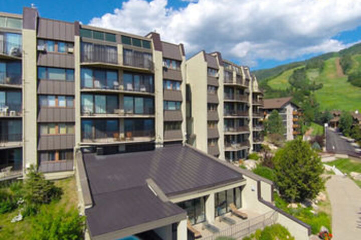 Exterior of Bronze Tree Condominiums by Mountain Resorts
