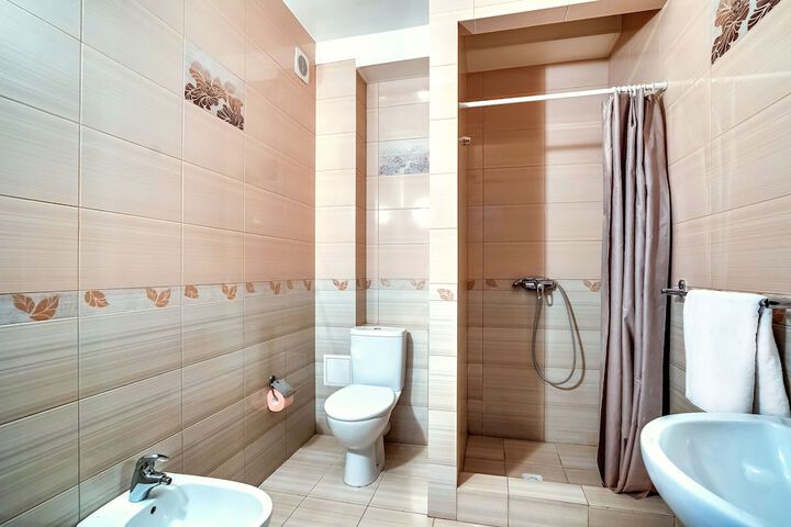 Room 8 of 33