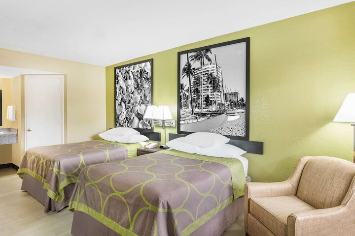 Deluxe Room 2 Double Beds Refrigerator, Microwave and Wetbar (5 of 9)
