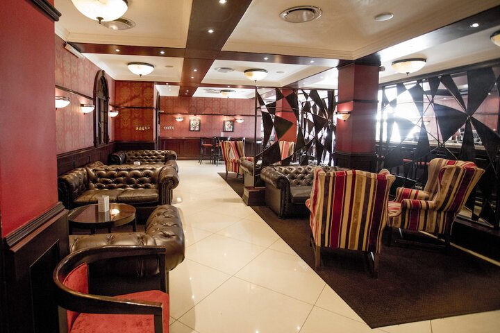Lounge 32 of 40