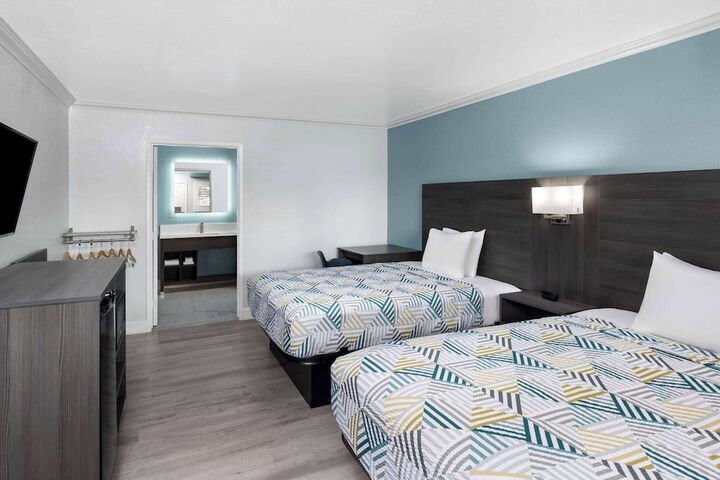 Double Accessible 2 Queen Beds (4 of 8)