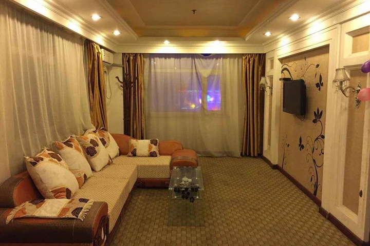 Room 8 of 9