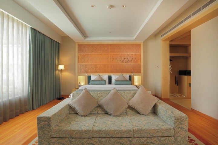 Room 5 of 9