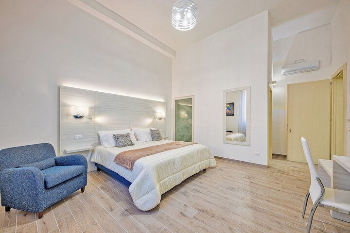 Room 10 of 32