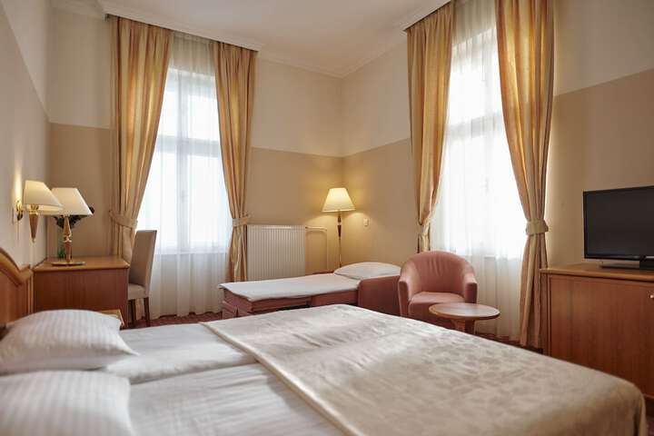 Room 5 of 107