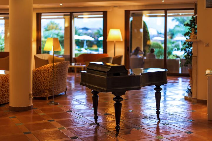Entrance & Lobby
